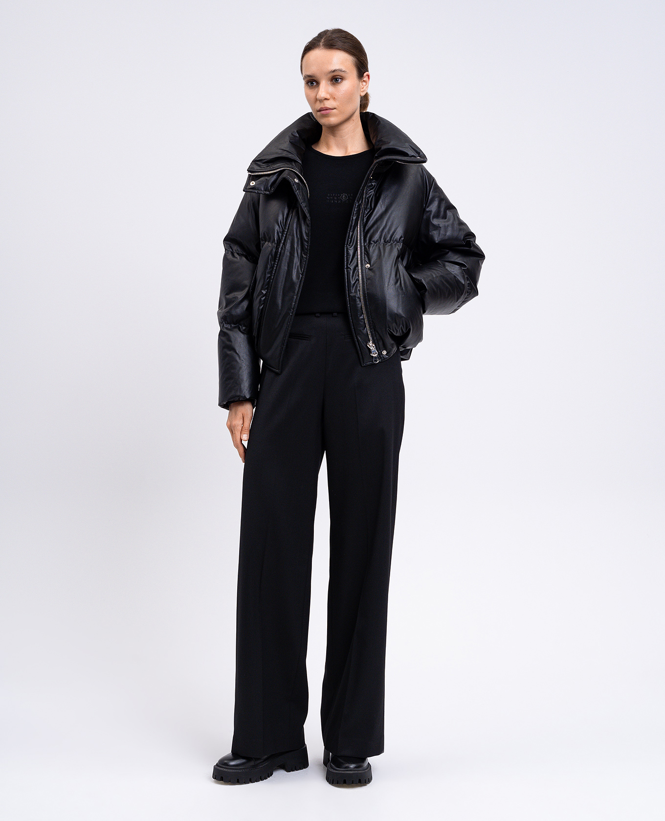 Maison Margiela MM6 - Черный укороченный пуховик с вышикой эмблемы