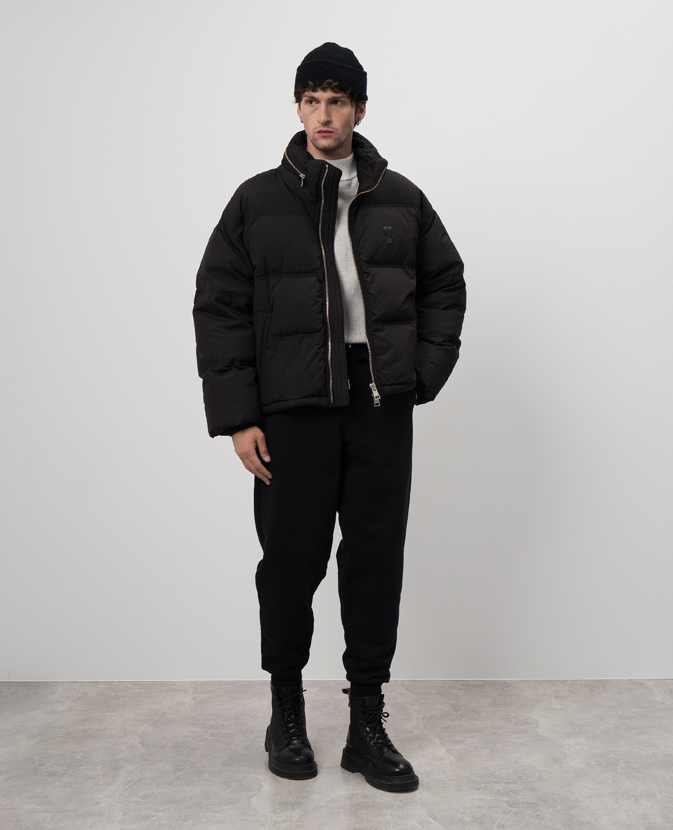 Ami Paris - Черный пуховик с нашивкой логотипа HJK403PA0009 купить