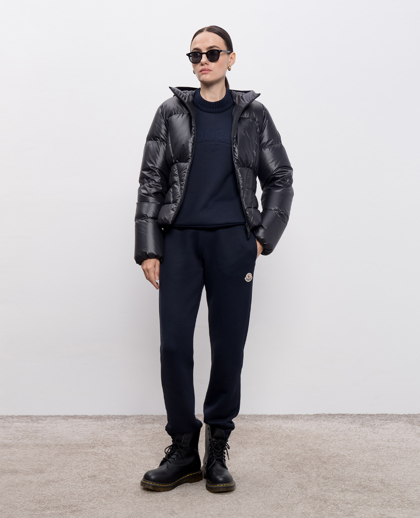 Moncler - Черная пуховая куртка с нашивкой логотипа