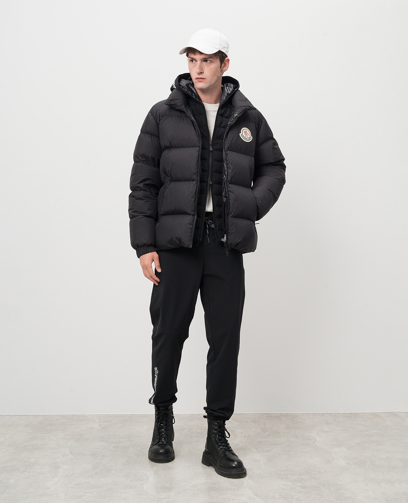 MONCLER ブラックジャケット チェーンディテール MONCLER】Montbeliard ショート ダウン ジャケット (MONCLER/ダウン